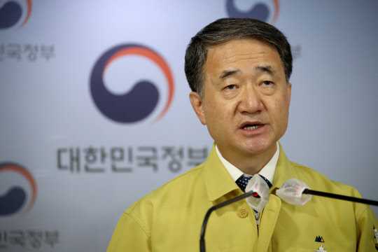 중앙재난안전대책본부 1차장인 박능후 보건복지부 장관이 15일 정부서울청사 브리핑실에서 코로나19 중대본 회의 결과 브리핑을 하고 있다.   연합뉴스